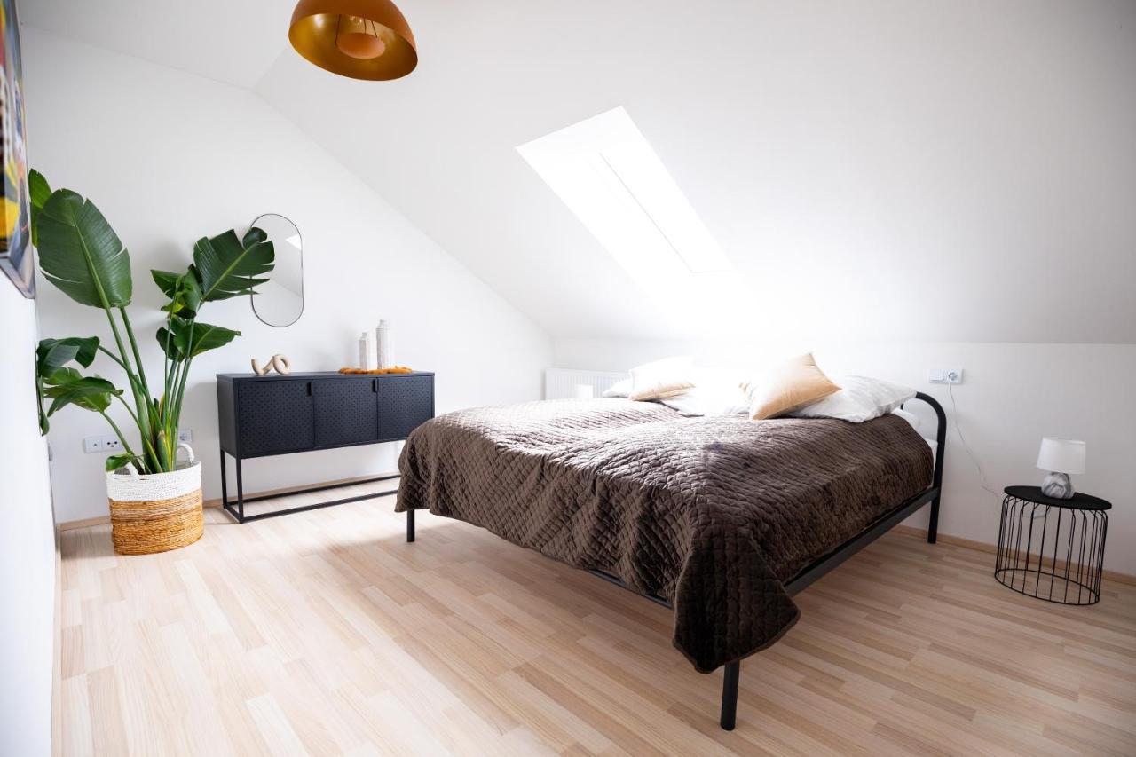 Design-Ferienwohnung In Kelberg Am Nuerburgring: Platz Fuer 6, Kueche, Wifi, Netflix Buitenkant foto
